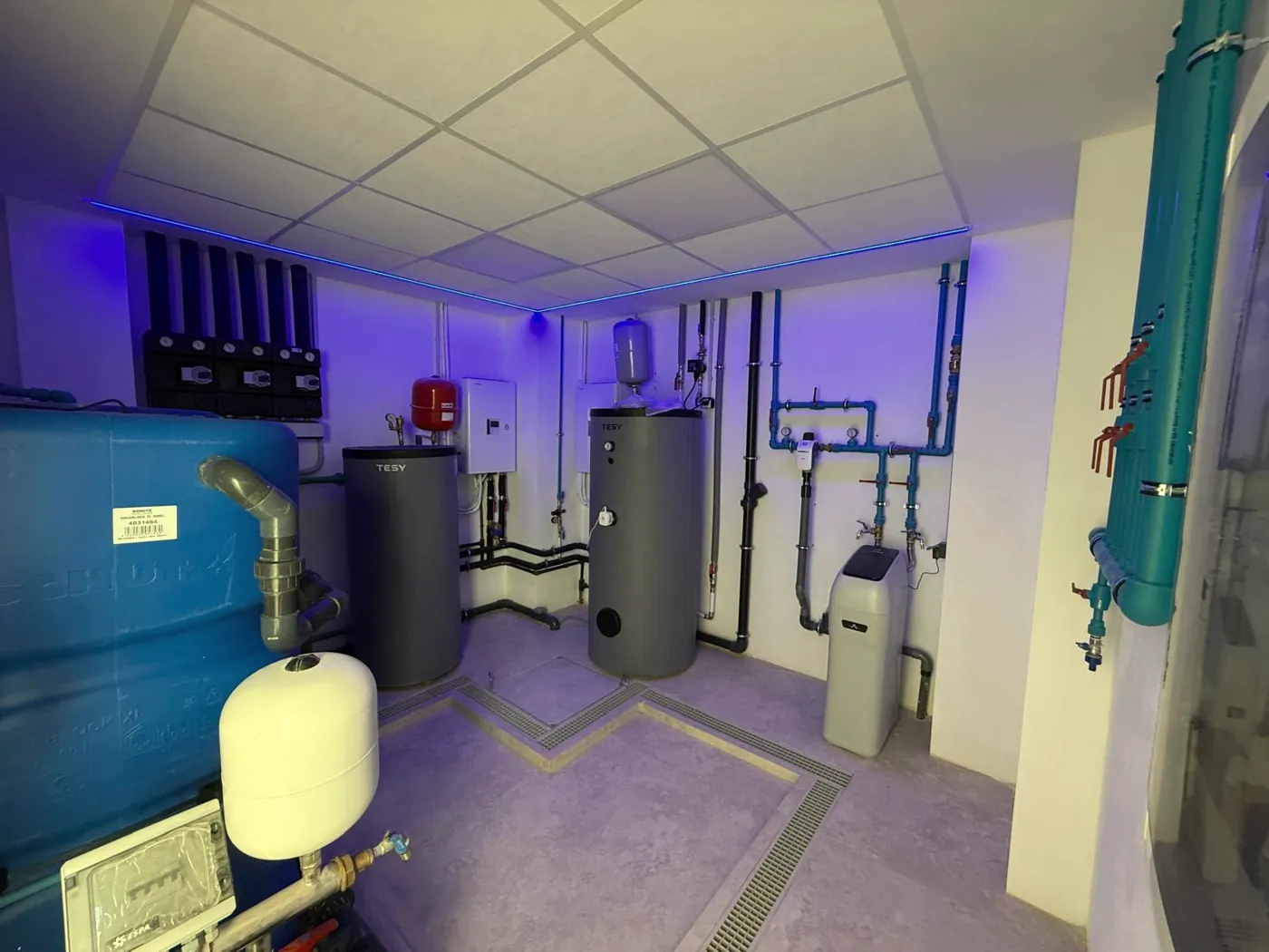 Sala técnica con aerotermia y depósitos de agua caliente instalada por Yuren