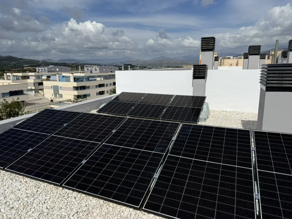 Paneles solares en una azotea de Vélez-Málaga