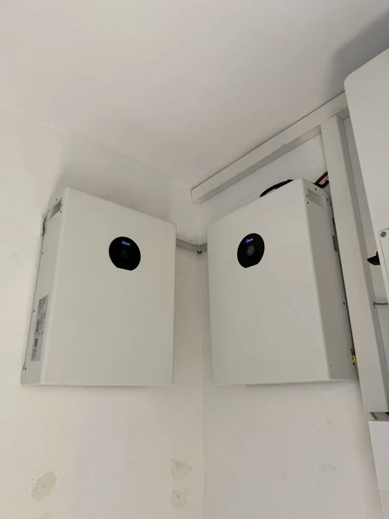 Dos baterías de litio instaladas en pared