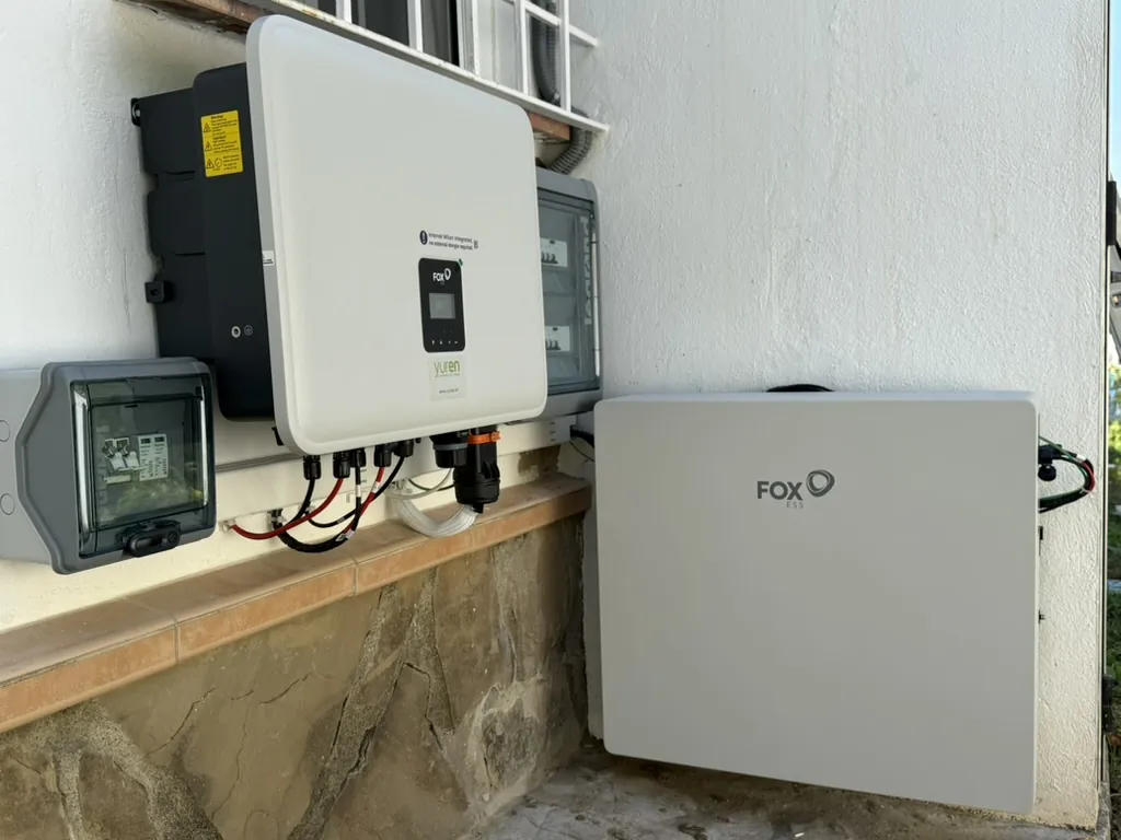 Inversor y batería Fox ESS instalados en exterior