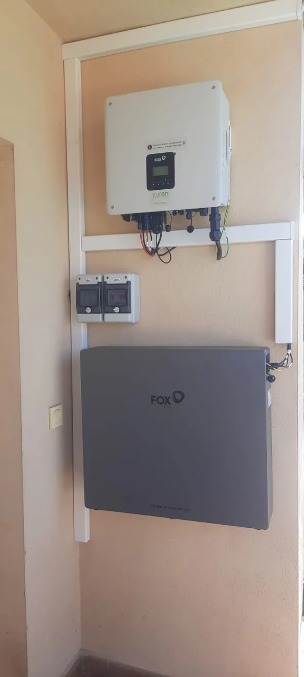 Inversor y batería Fox ESS en pared con canaleta