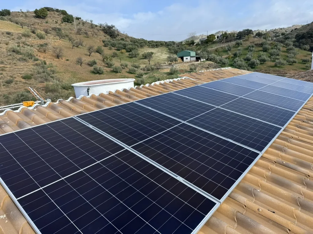 Placas solares instaladas por Yuren en un tejado de la Axarquía