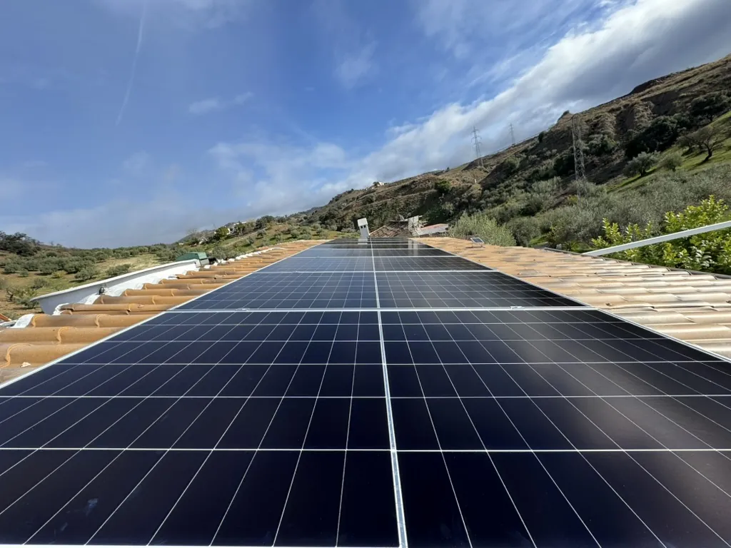 Instalación fotovoltaica en un tejado de la Axarquía